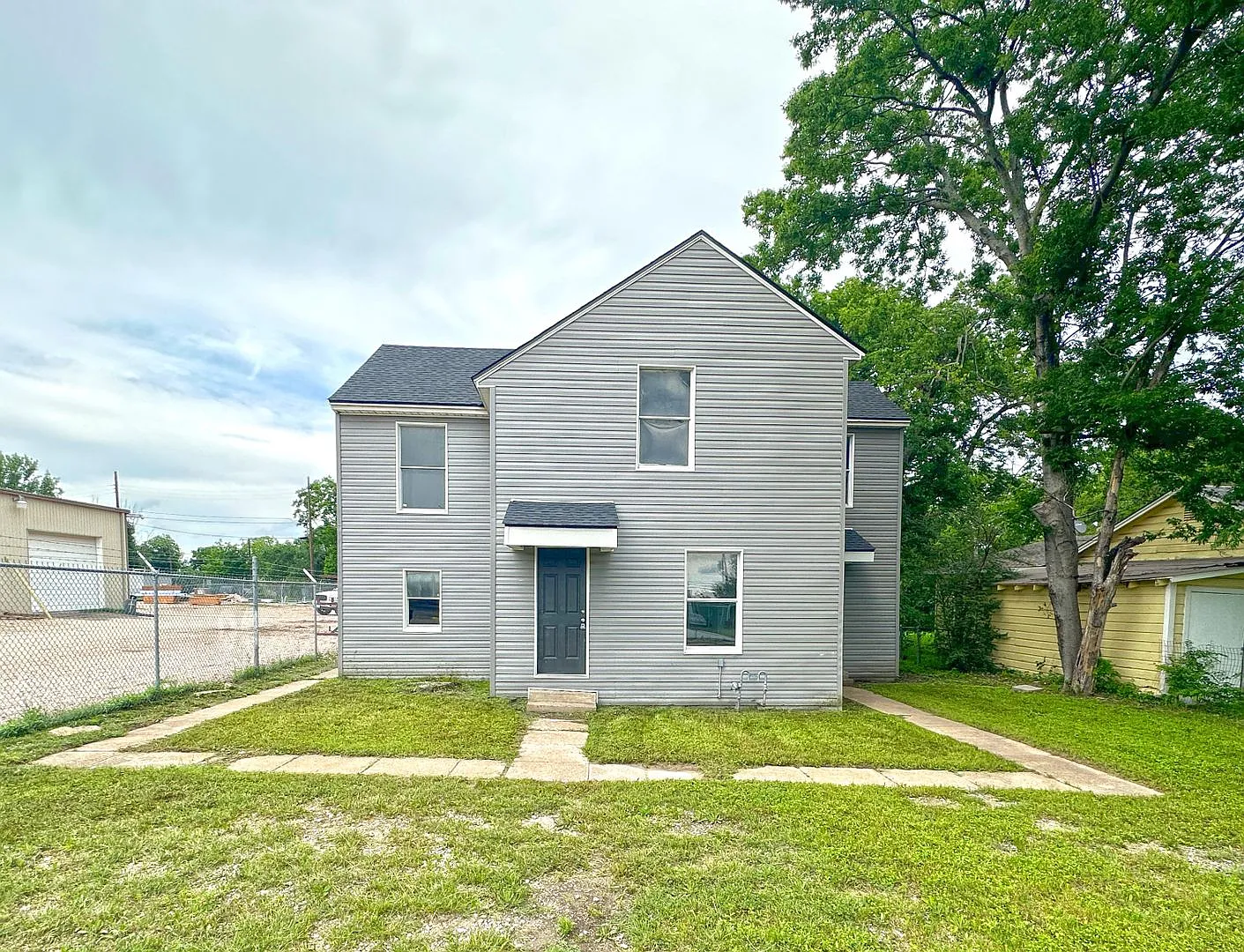 Duplex *upstairs* Leasing Special Available* — Photo 1