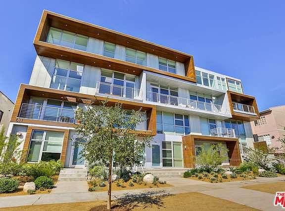 2nd image of 611 N Bronson Ave APT 6