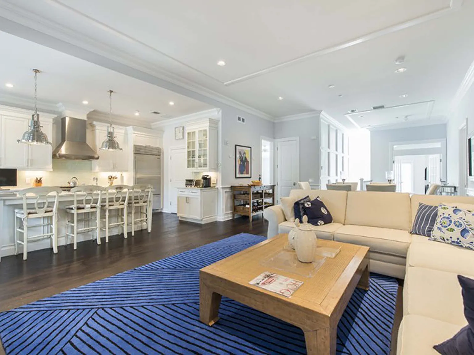 Fully Equppied Southampton Condo — Photo 3