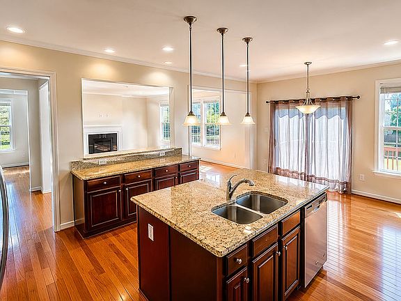 4th image of 712 Colony Forest Dr