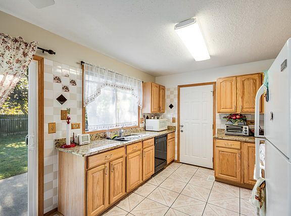 4th image of 30W251 Bedford Ct