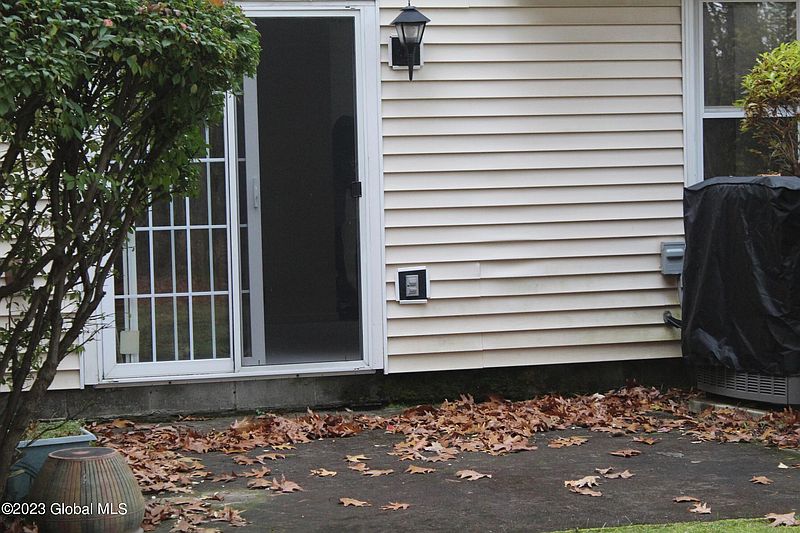 5th image of 4036 Chaucer Place