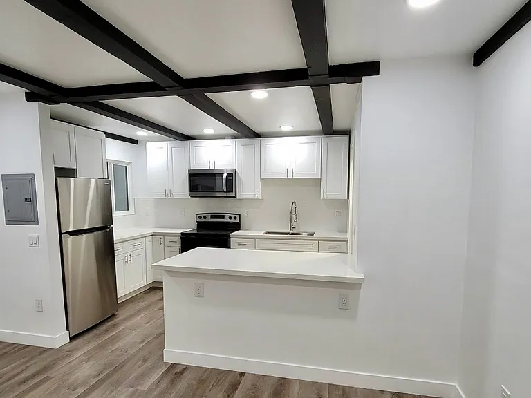 Lido Isle Apartments — Photo 9