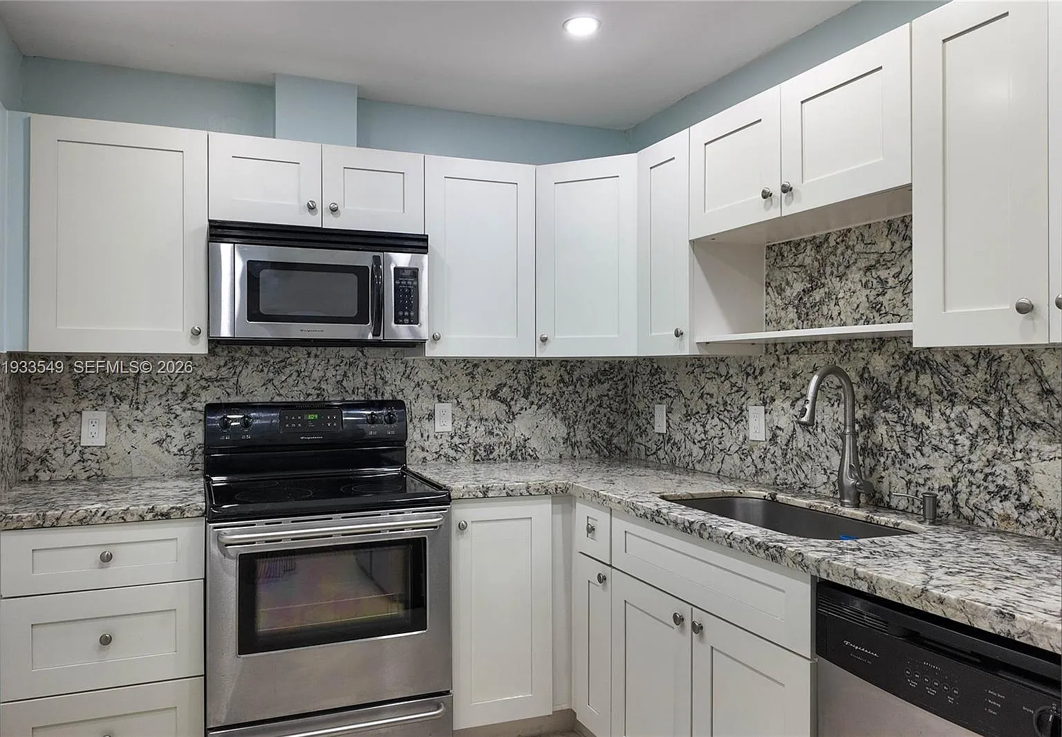 Hemispheres Condo — Photo 4
