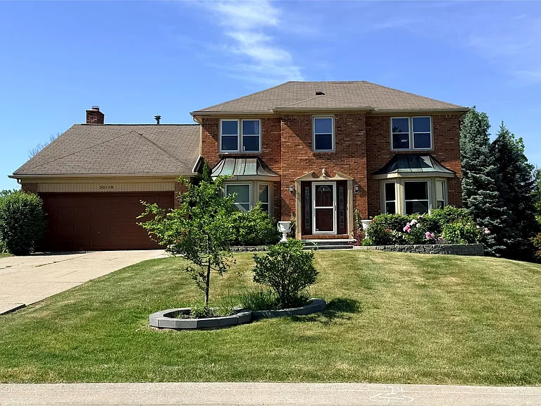 30118 Kingsway Dr — Photo 1