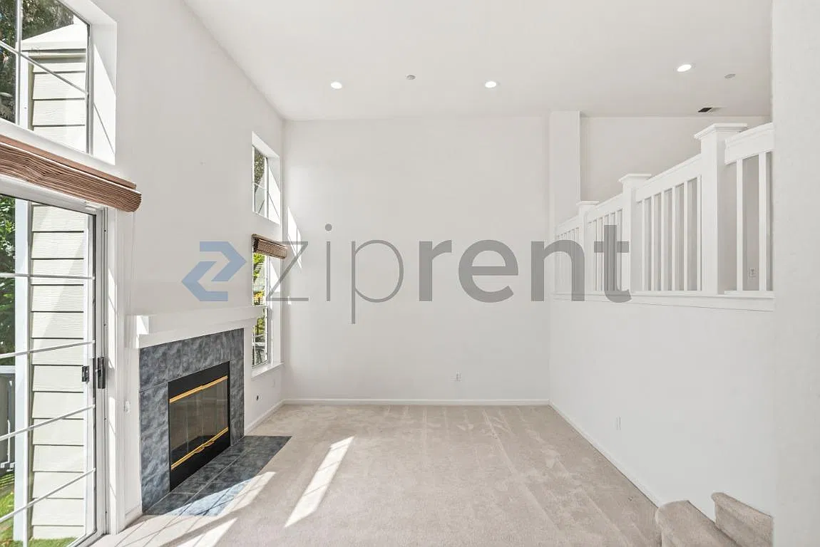 3 bed, 2.5 bath, 1610 sqft, $6,175 — Photo 2