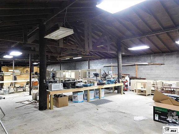 5th image of 121 Rosewood St