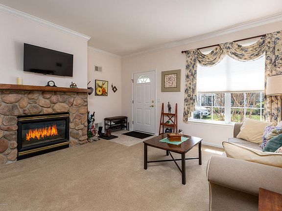 3rd image of 38 Sunnybrook Ln