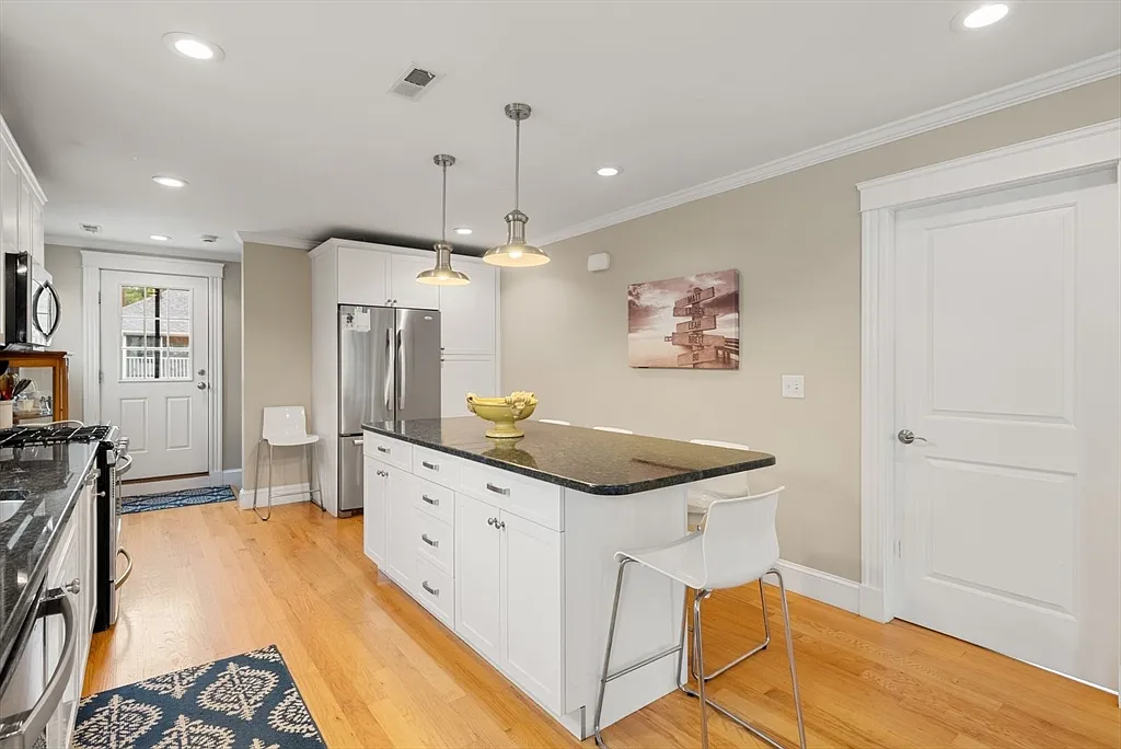 3 bed, 2.5 bath, 1500 sqft, $4,400 — Photo 4
