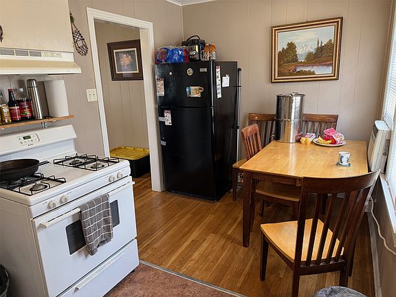 4th image of 1716 Sheppard St