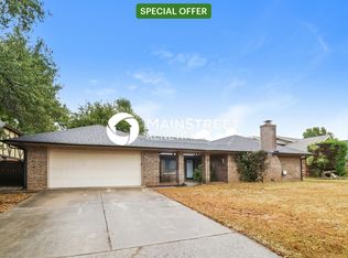 2013 Bonneycastle Ln, Yukon, OK 73099