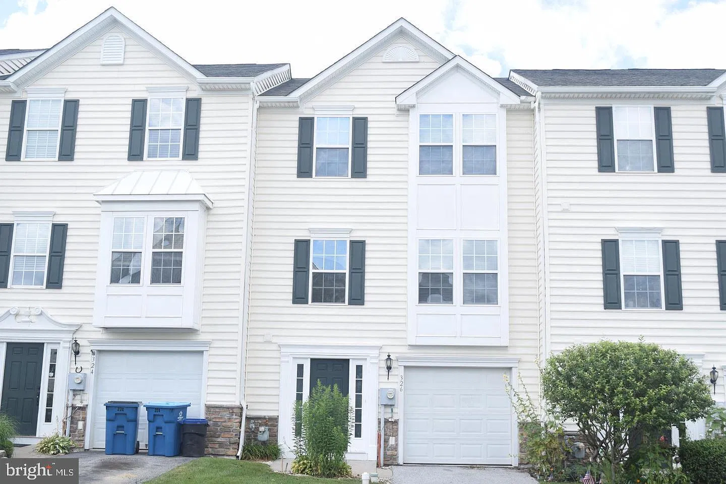 3 bed, 2.5 bath, 1660 sqft, $2,800 — Photo 1