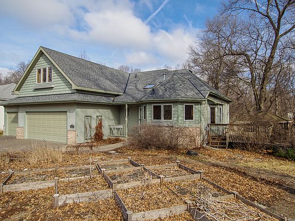 3rd image of 101 Woodridge Ln