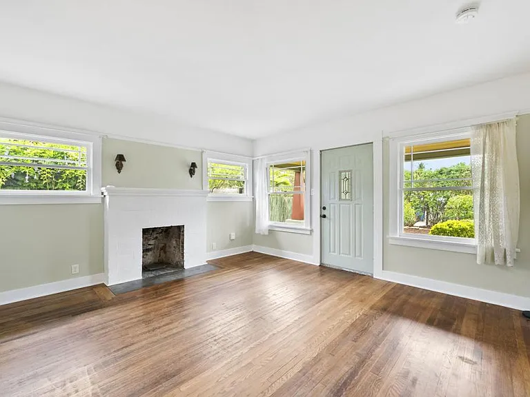 751 W 7th Ave — Photo 8