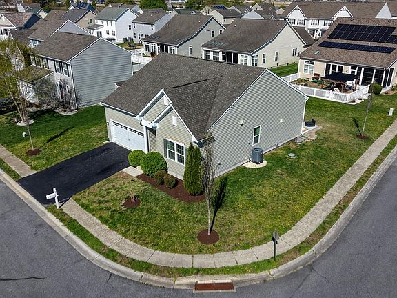 3rd image of 401 Amberly Ct