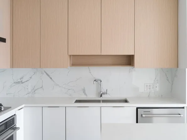 699 Whiting Way #2207, Coquitlam, BC V3J 7W9