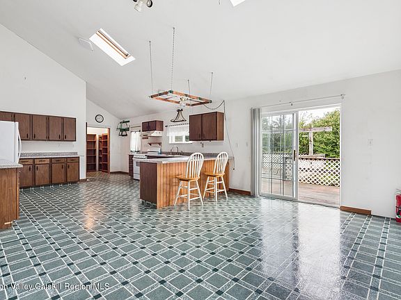 4th image of 355 Posson Hill Road