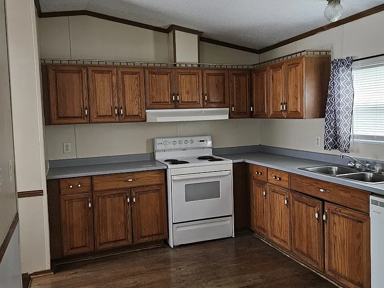 183 Southwest Dr #13 — Photo 3