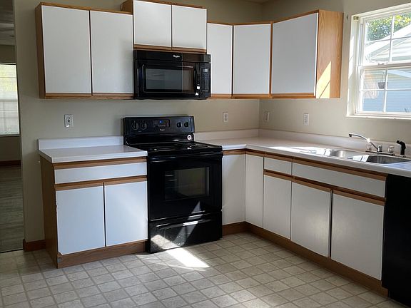 3rd image of 123 Autumn Pine Dr #123