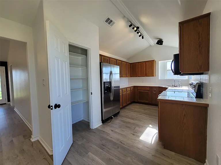 208 Newcastle Dr — Photo 15