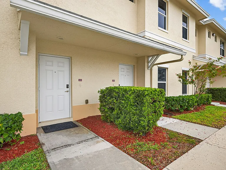 Mirage Bay Apartments — Photo 27