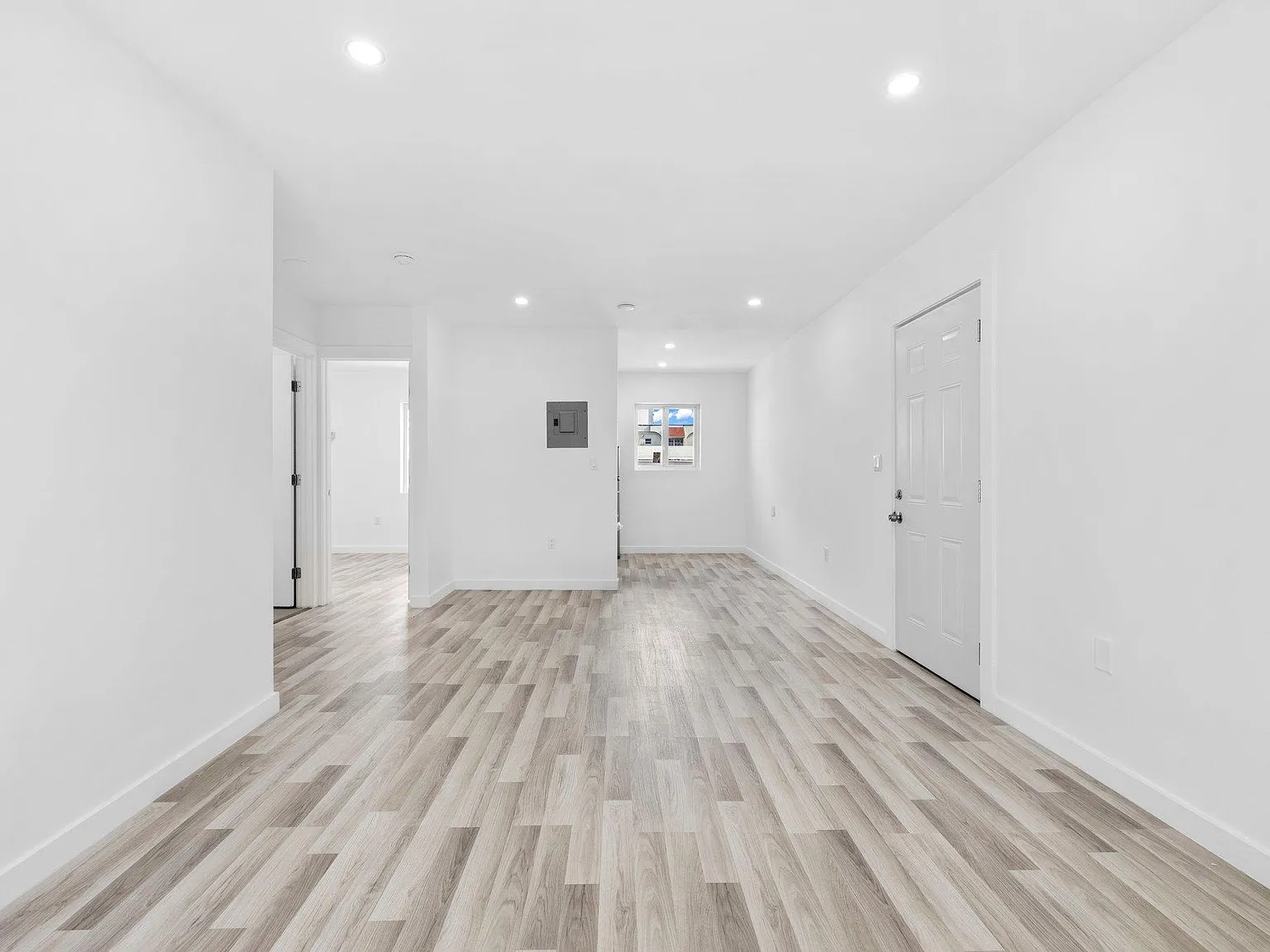 2 bed, 800 sqft, $2,100 — Photo 2