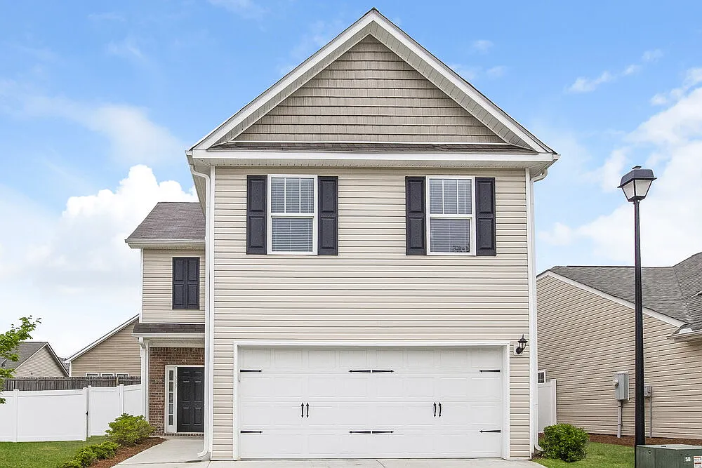 4 bed, 2.5 bath, 1802 sqft, $1,870 — Photo 1