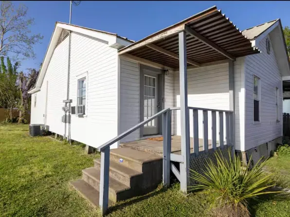 313 W Napoleon St, Sulphur, LA 70663