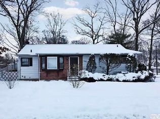 795 Oak Pl, East Meadow, NY 11554