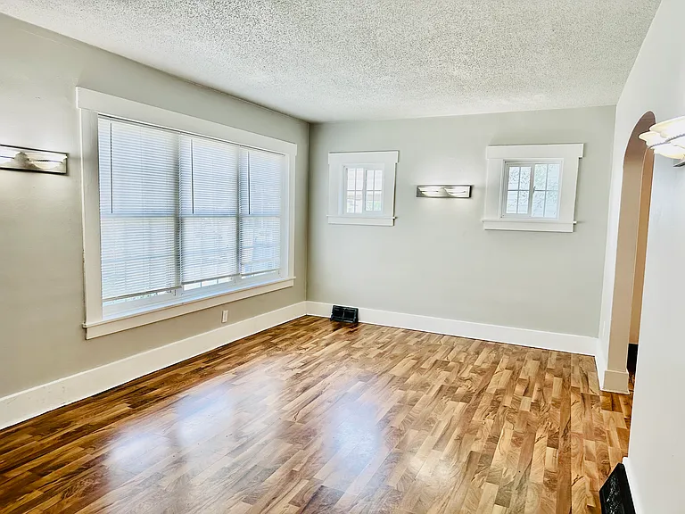 148 SW 15th St — Photo 4