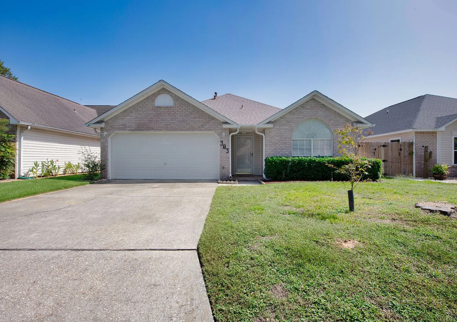 Charming 3-Bedroom Home with Fenced Yard & Screened Patio 6-Month Lease! — Photo 1