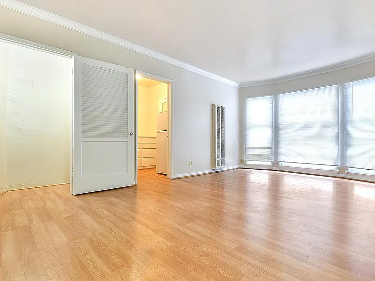 684 S Mariposa Ave — Photo 3