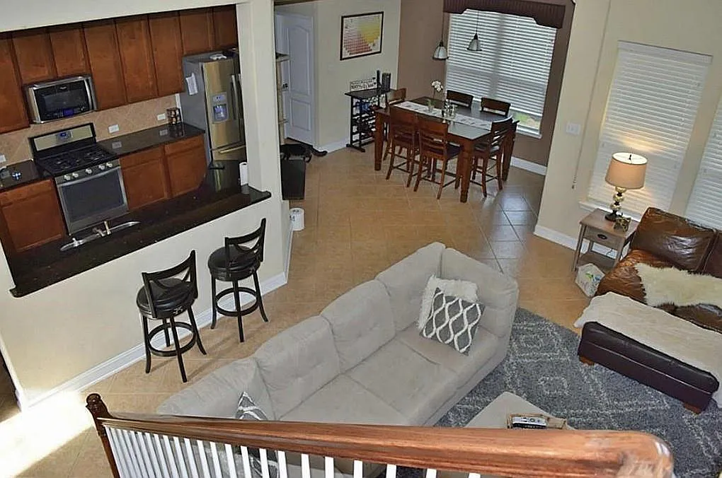4 bed, 2.5 bath, 2694 sqft, $2,600 — Photo 2