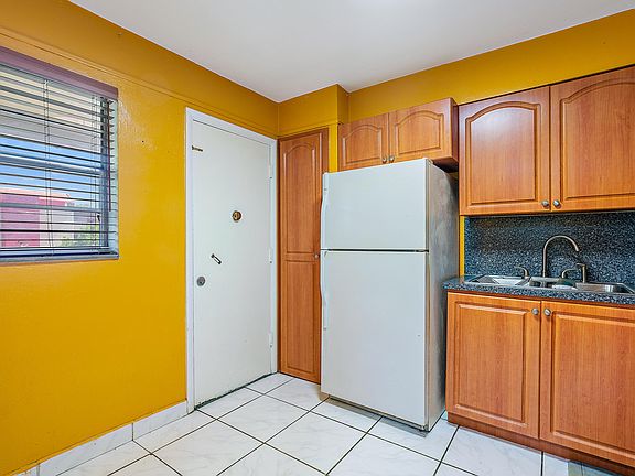 5th image of 1550 NE 191st St APT 307