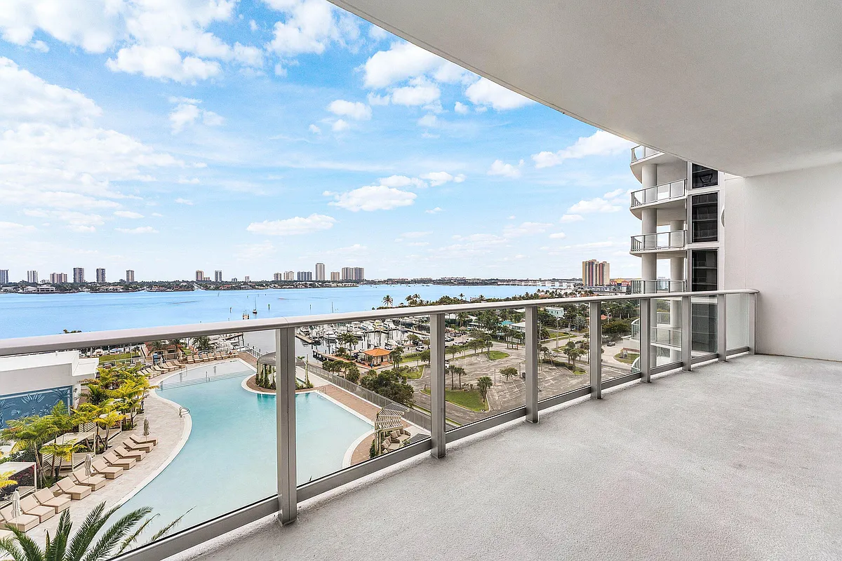 Building Photo - 220 Lake Shore Dr #1006