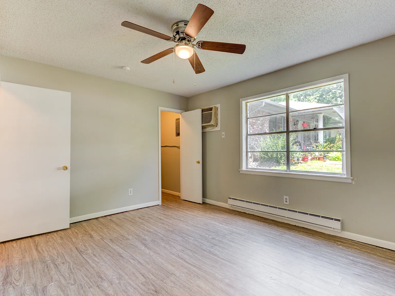 "The Grove" One & Two Bedroom Apartments — Photo 4