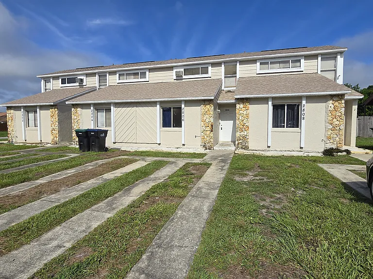 2806 Hunt Club Ln — Photo 1
