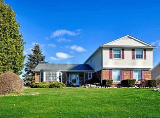 430 Lakes Edge Dr, Oxford, MI