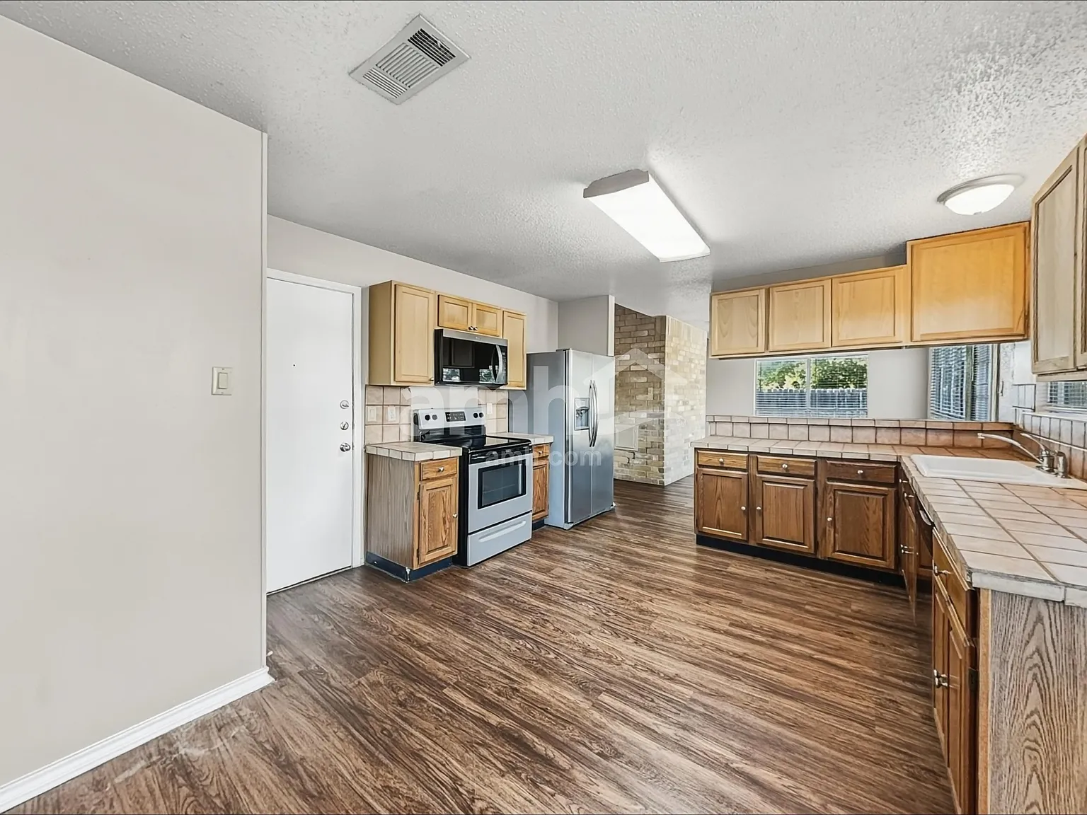 3 bed, 2.5 bath, 1686 sqft, $1,895 — Photo 3