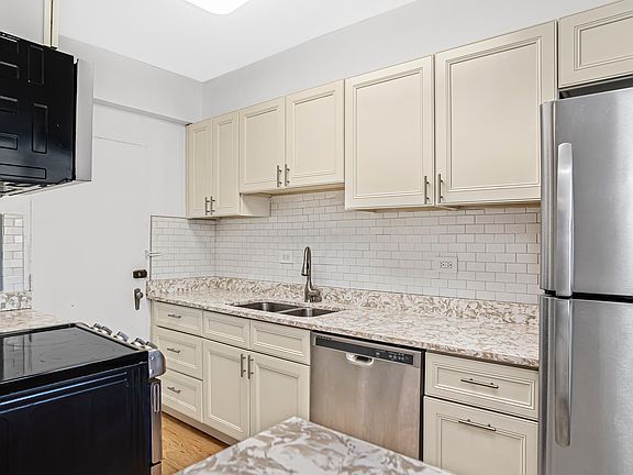 4th image of 5060 N Marine Dr APT C6