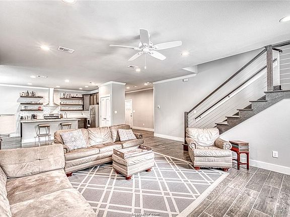 2nd image of 501 Dogwood St