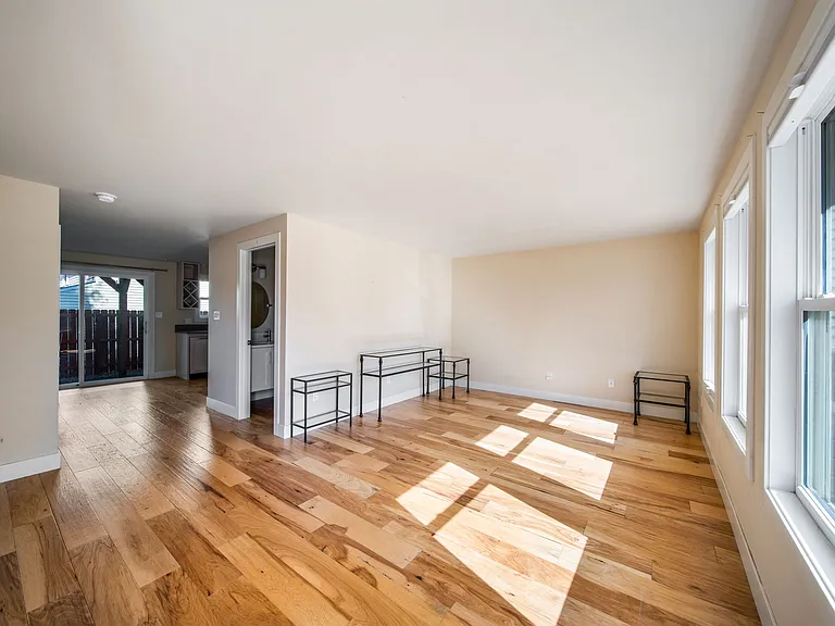 410 W 6th St — Photo 2