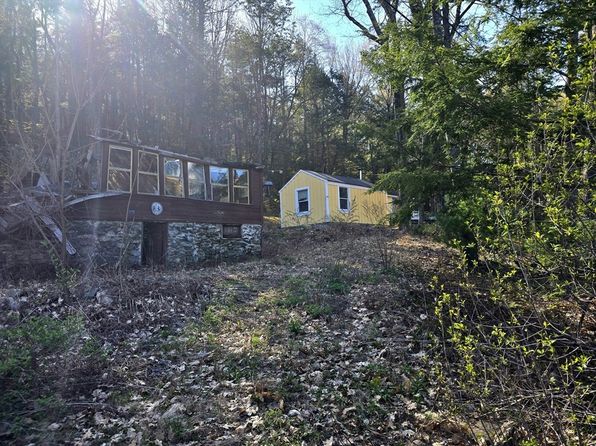60 Camp Rd, Leverett, MA 01054
