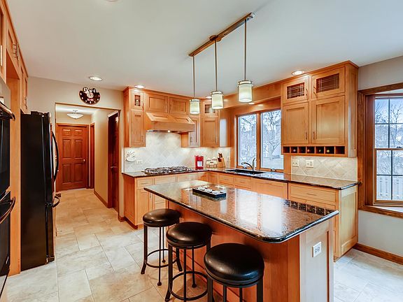 3rd image of 27W211 Waterford Dr