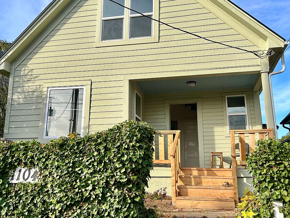 1104 W McLoughlin Blvd