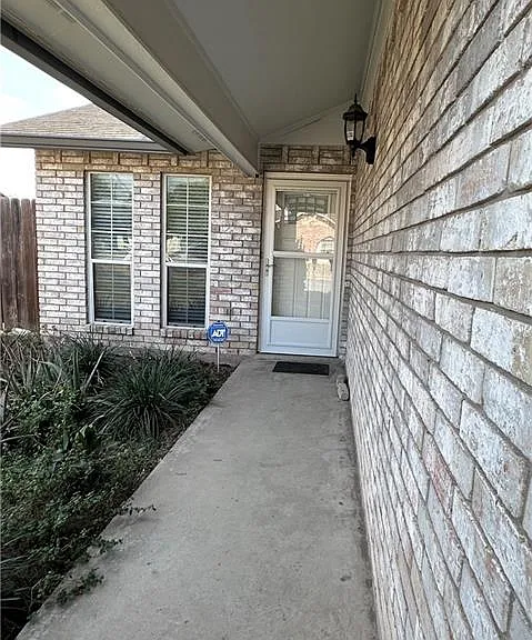 5904 N 28th Ln — Photo 2