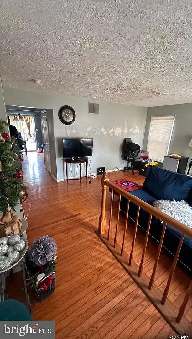 3 bed, 3.5 bath, 1320 sqft, $2,700 — Photo 4