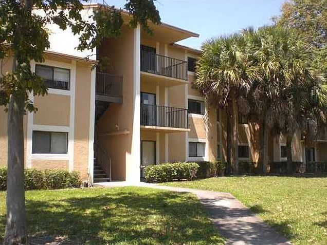 1st image of 200 Palm Cir W APT 204