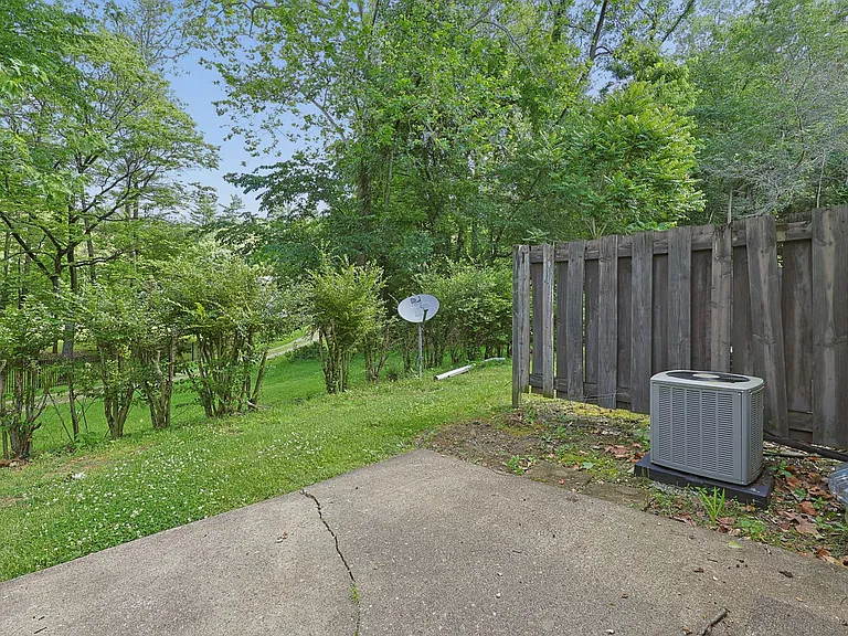 1400 Country Side Dr — Photo 27