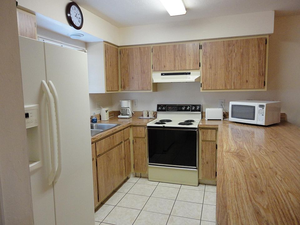 Kitchen with large, wide breakfast counter, perfect for serving informal meals
or use as a desk.